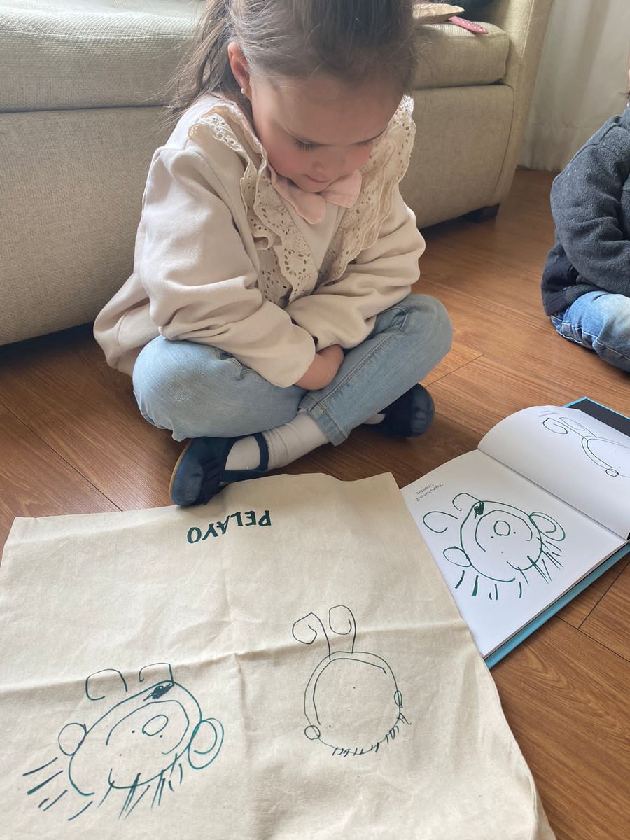 Niña pintando